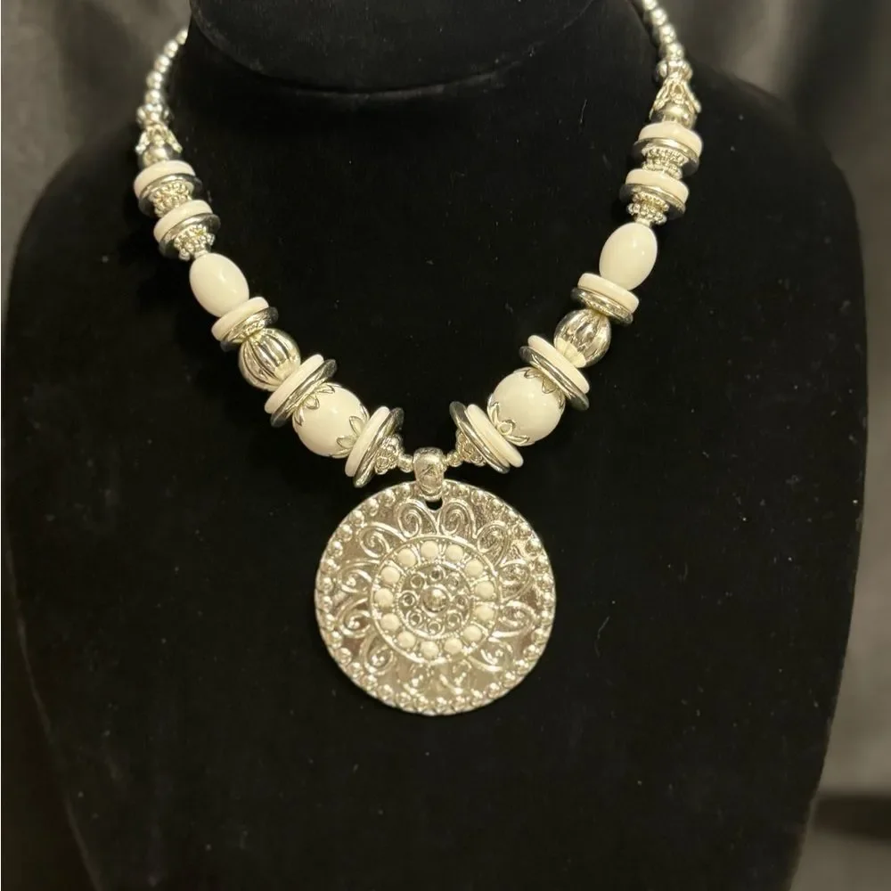 LIVE SHOW NECKLACE - Picture 12 of 14